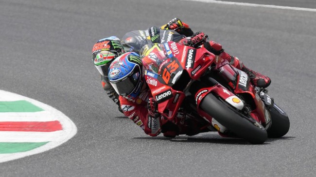 Pecco Bagnaia mencatat waktu tercepat di latihan bebas kedua (FP2) MotoGP Jerman. Torehan itu juga merupakan rekor lap di Sachsenring