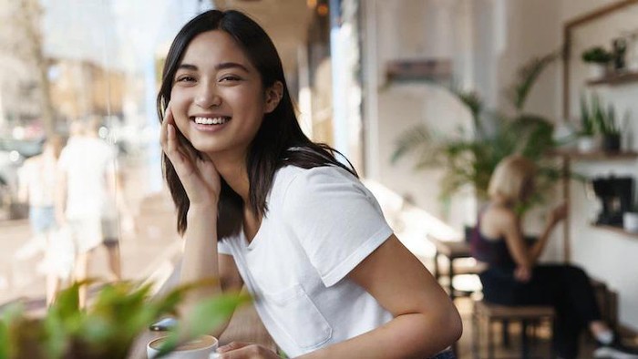 5 Sikap Positive Vibes yang Bisa Kamu Tunjukkan pada Orang Lain, Auto Dibilang Adem!