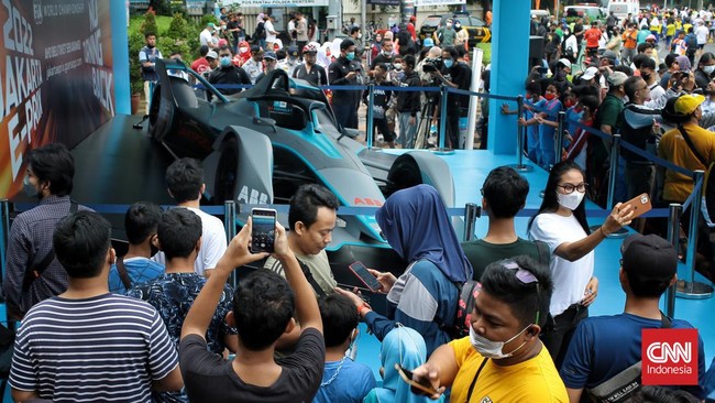 FOTO: Replika Mobil Formula E Jakarta Diserbu Pengunjung CFD
