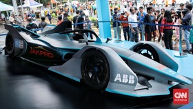 FOTO: Replika Mobil Formula E Jakarta Diserbu Pengunjung CFD