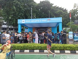 Replika Mobil Formula E Dipamerkan di CFD Bundaran HI, Jadi Spot Foto Warga