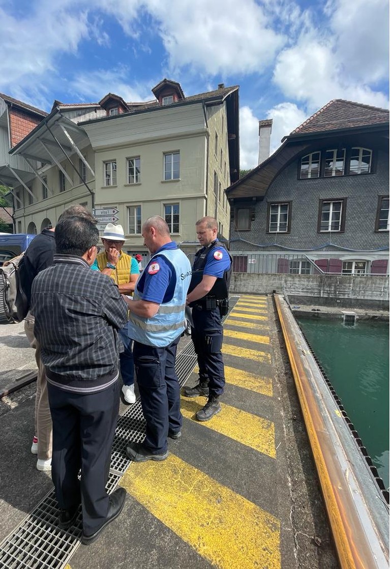 Ridwan Kamil bertemu Kepala Polisi Maritim Urs Käller dan Kepala Polisi Regional Thomas Müller saat proses pencarian Eril (Foto diambil dari situs resmi Kemlu RI kemlu.go.id) Ridwan Kamil bertemu Kepala Polisi Maritim Urs Käller dan Kepala Polisi Regional Thomas Müller saat proses pencarian Eril (Foto diambil dari situs resmi Kemlu RI kemlu.go.id)