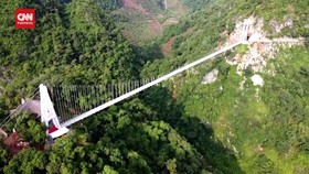 VIDEO: Jembatan Kaca Vietnam Pecahkan Rekor Terpanjang di Dunia