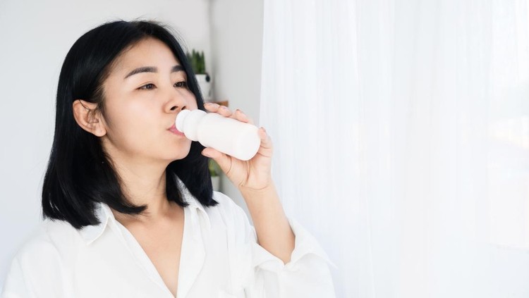 Ibu menyusui minum yakult