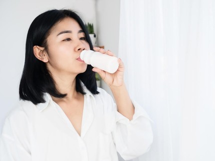 Adakah Efek Samping Ibu Menyusui Minum Yakult? Simak Penjelasan Dokter