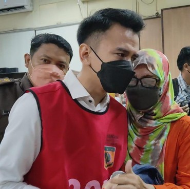 Adam Deni Menangis Usai Dituntut 8 Tahun Penjara