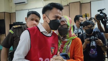 img-title Adam Deni Menangis Usai Dituntut 8 Tahun Penjara