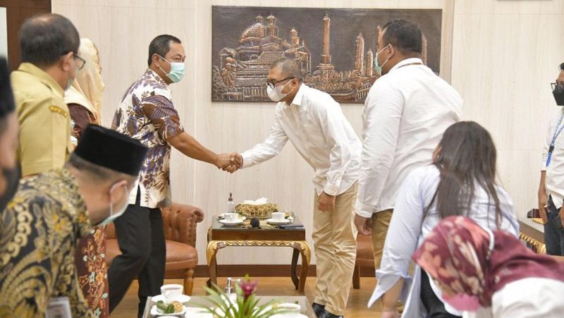 Wali Kota Semarang Hendrar Prihadi serius menjalani targetnya untuk melindungi wilayah pesisir ibu kota Provinsi Jawa Tengah dengan tanggul laut.