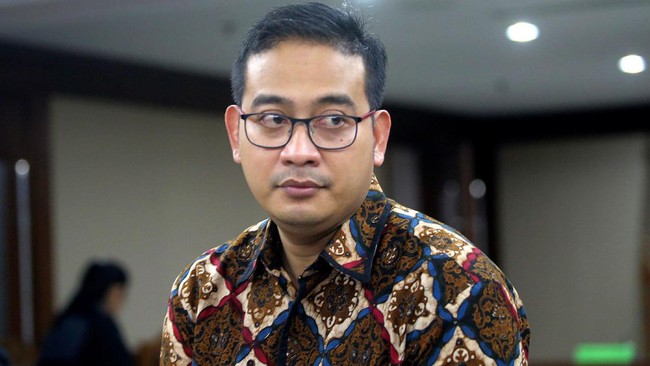 Polri diminta memecat dengan tidak hormat (PTDH) AKBP Raden Brotoseno yang berstatus eks narapidana kasus korupsi usai revisi peraturan Kapolri.