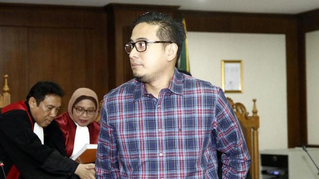 Pakar mengkritik langkah Polri yang tak memecat AKBP Raden Brotoseno meski sudah tersandung kasus narapidana korupsi beberapa tahun lalu.