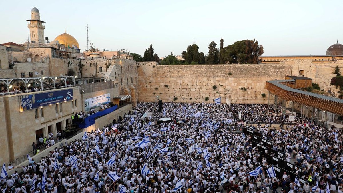 FOTO: Bentrok Polisi Israel vs Warga Palestina saat Pawai Bendera