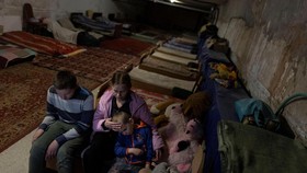 FOTO: Anak-anak Ukraina Bertahan di Sekolah Saat Invasi Rusia