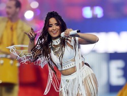 Gaya Memukau Camila Cabello di Final Liga Champions 2021/2022