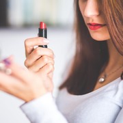 Jangan Diskip! Beauties Wajib Tahu, Ini Ciri-ciri Lipstik Kedaluwarsa yang Sudah Tidak Layak Pakai