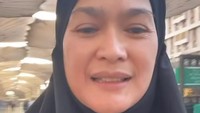 <p>Donna Harun tengah melaksanakan ibadah umrah untuk pertama kalinya, Bunda. Ia pun membagikan momen ini pada Instagram Stories-nya. (Foto: Instagram: @donnaharunofficial)<br /><br /><br /></p>