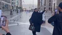 <p>Pada<em> story</em> yang dibagikan, Donna menceritakan dirinya berhasil mendapatkan kesempatan untuk beribadah di Raudhah, Bunda. Kejadian ini pun terjadi setelah ia salat Subuh. (Foto: Instagram: @donnaharunofficial)<br /><br /><br /></p>