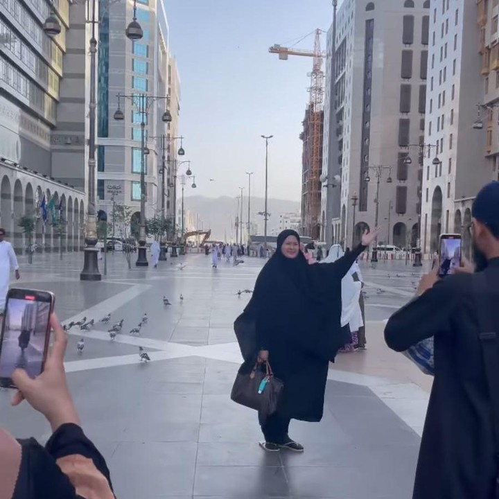 <p>Semoga Donna Harun dan Ricky Harun diberikan kelancaran selama menjalankan ibadah umrah dan selamat sampai kepulangannya ke Indonesia ya, Bunda! (Foto: Instagram: @rickyharun)</p>