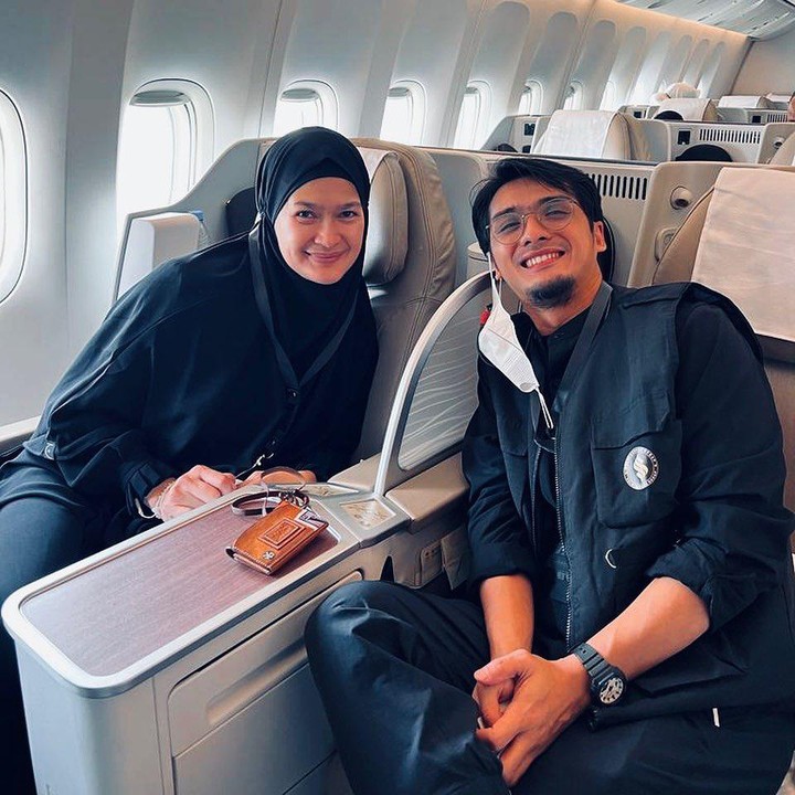<p>Donna tak berangkat seorang diri. Ia pun ditemani oleh sang anak, Ricky Harun. (Foto: Instagram: @rickyharun)</p>