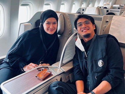 5 Potret Momen Umrah Pertama Donna Harun, Berangkat Ditemani Ricky Harun