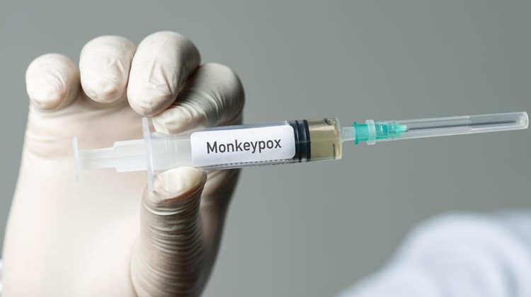 ilustrasi cacar monyet Male doctor holding monkeypox vaccine.