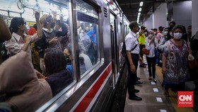 Ngobrol dalam Kereta, 3 Penumpang KRL Diturunkan di Manggarai