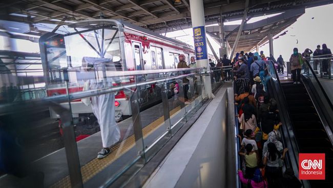 Setelah hampir sebulan ditutup, Stasiun Manggarai, Jakarta Selatan, membuka kembali fasilitas eskalator pada peron 11-12 usai dilakukan perbaikan.