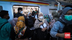 FOTO: Kepadatan Stasiun Manggarai Imbas Perubahan Rute