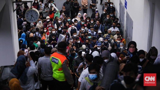 Jumlah penumpang kereta di Stasiun Transit Manggarai membludak hingga 400 ribu terhitung sejak pagi sampai pukul 17.00 WIB sore ini, Senin (30/5).