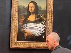 Viral! Lukisan Mona Lisa yang Fenomenal Dilempari Kue oleh Pria Berwig