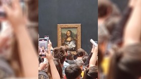 Lumuri Lukisan Mona Lisa dengan Krim, Seorang Nenek Palsu Ditangkap