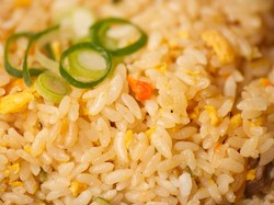 Tanpa Piring! Nasi Goreng Ini Bisa Dimakan Langsung dari Bungkusnya