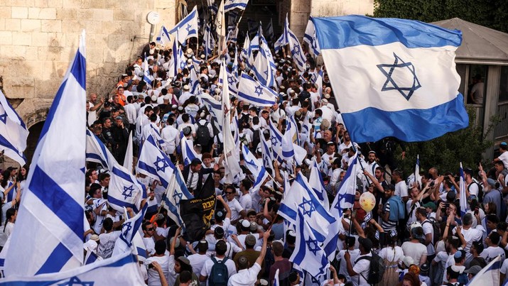 Penampakan Pawai Bendera Israel di Yerusalem Pawai Bendera Israel digelar di Yerusalem, Minggu (29/5). Pawai itu merupakan bagian dari peringatan tahunan yang menandai pendudukan timur Yerusalem pada 1967.