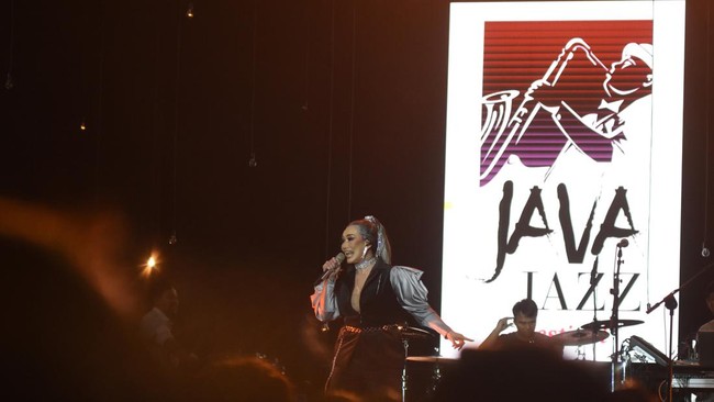 FOTO: Nostalgia dengan Energi Reza Artamevia di Java Jazz Festival