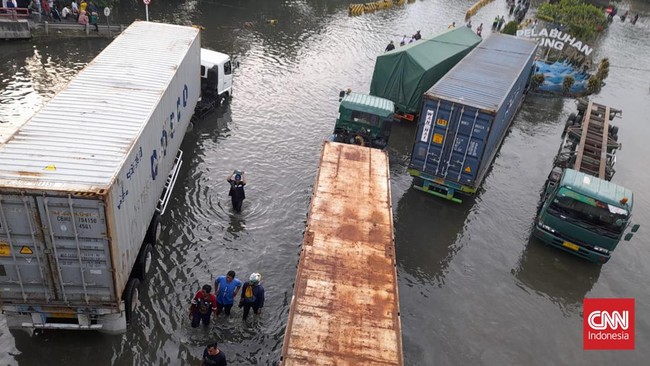 Pengusaha ekspor dan impor rugi Rp600 miliar karena banjir rob yang menggenang dan melumpuhkan aktivitas bongkar muat di Pelabuhan Tanjung Mas, Semarang.