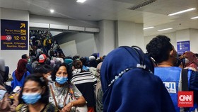 Antrean Penumpang Mengular di Peron Stasiun Manggarai