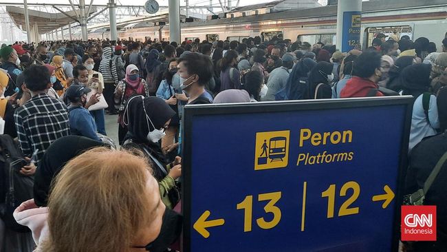 Stasiun Manggarai menjadi perbincangan di Twitter karena menjadi transit, sehingga terjadi penumpukan penumpang sampai perlu berebut untuk naik kereta. 