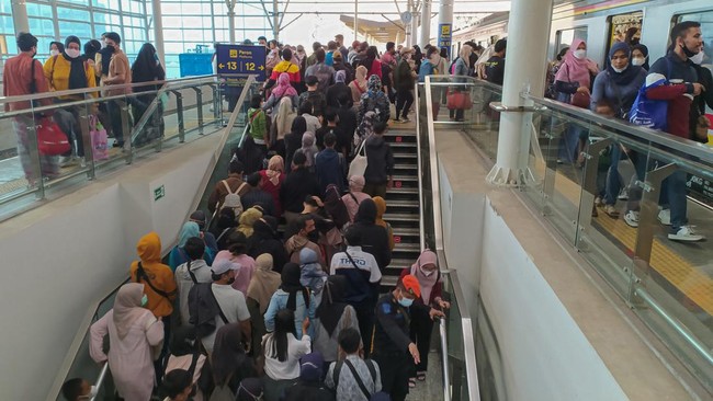 PT KAI Commuter memproyeksikan akan ada 150 ribu penumpang yang akan transit di Stasiun Manggarai, Jakarta Selatan, pada Senin (30/5).