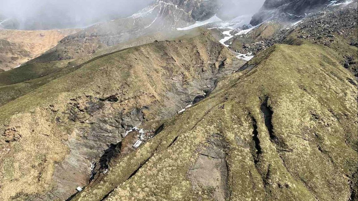 FOTO: Penampakan Puing Pesawat Tara Air yang Jatuh di Nepal