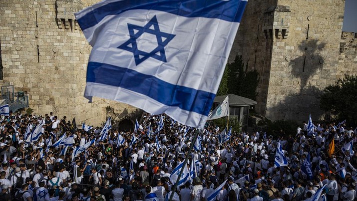 Puluhan ribu nasionalis ikut dalam Pawai Bendera Israel pada Minggu (29/5) yang dianggap warga Palestina sebagai provokasi dan berpotensi memicu ketegangan. (AFP via Getty Images/GIL COHEN-MAGEN) Puluhan ribu nasionalis ikut dalam Pawai Bendera Israel pada Minggu (29/5) yang dianggap warga Palestina sebagai provokasi dan berpotensi memicu ketegangan. (AFP via Getty Images/GIL COHEN-MAGEN)