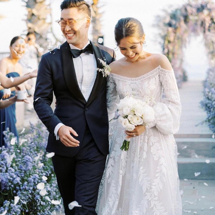 <p>Pesta pernikahan Maudy Ayunda dan Jesse Choi berlangsung meriah pada 22 Mei 2022. Mereka menggelar pesta di kawasan Uluwatu, Bali. Maudy terlihat memesona dengan mengenakan busana pengantin warna putih saat berdampingan dengan suaminya yang berdarah Korea. (Foto: Instagram @maudyayunda)</p>