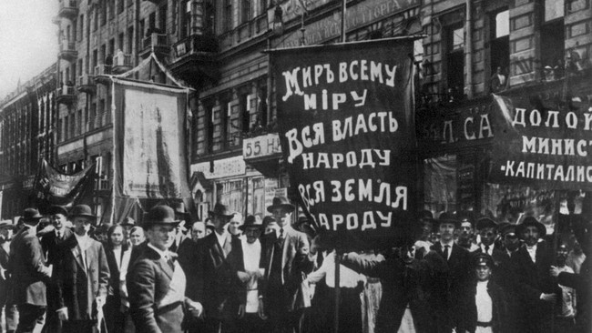 Revolusi Rusia yang terjadi pada 1917 hingga 1923 merupakan gerakan politik yang memiliki dampak besar bagi dunia termasuk Indonesia.