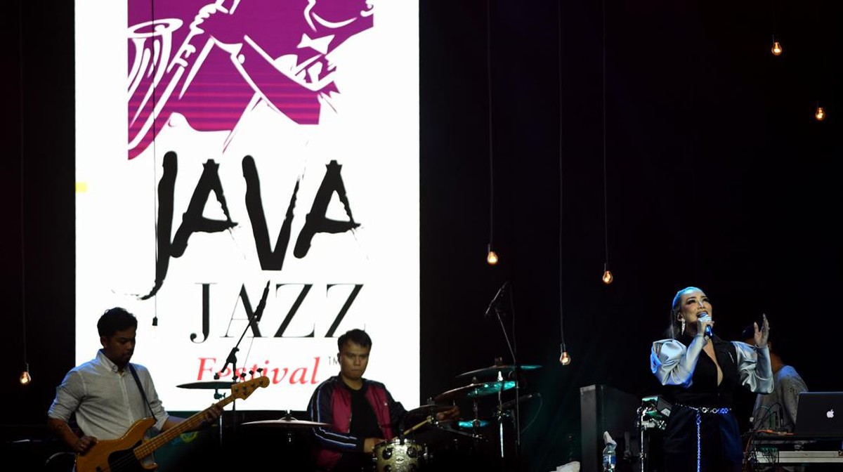 FOTO: Nostalgia dengan Energi Reza Artamevia di Java Jazz Festival