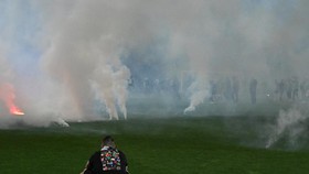 Viral Pemain Saint Etienne Dikejar dan Dilempar Flare Usai Degradasi