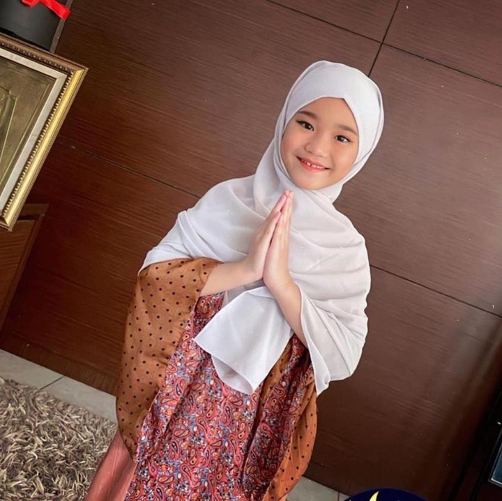 <p>Selain tampil dengan pakaian-pakaian yang nyentrik dan kece, Bilqis juga tak kalah cantik dan menawan saat menggunakan hijab dan gamis nih, Bunda. Mana gaya Bilqis yang menjadi favorit Bunda? (Foto: Instagram @ayutingting92)</p>