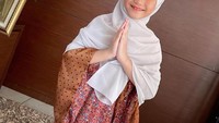 <p>Selain tampil dengan pakaian-pakaian yang nyentrik dan kece, Bilqis juga tak kalah cantik dan menawan saat menggunakan hijab dan gamis nih, Bunda. Mana gaya Bilqis yang menjadi favorit Bunda? (Foto: Instagram @ayutingting92)</p>
