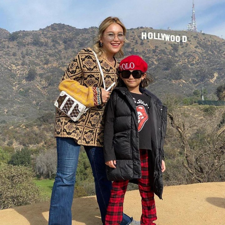 <p>Seperti yang terlihat pada potret satu ini, Bilqis dan sang Bunda tampil dengan OOTD yang kece saat berlibur ke Amerika, nih Bunda. Kekompakkan Bunda dan anak yang satu ini sudah tidak diragukan lagi ya, Bunda. (Foto: Instagram @ayutingting92)</p>