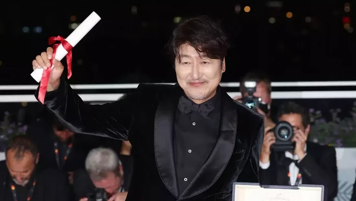 Cetak Sejarah Baru, Song Kang Ho Jadi Aktor Korea Pertama Pemenang Cannes Film Festival 2022 Cetak Sejarah Baru, Song Kang Ho Jadi Aktor Korea Pertama Pemenang Cannes Film Festival 2022