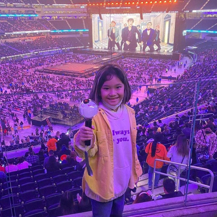 <p>Tak hanya penampilan saja yang satu selera dengan sang Bunda, Bilqis dan Bundanya juga mengidolakan <em>boy band</em> asal Korea Selatan, yaitu BTS. Bilqis juga pernah menonton konser BTS secara langsung di Amerika. (Foto: Instagram @ayutingting92)</p>