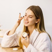 Lupa Pakai Skincare Sebelum Tidur Malam? Segera Lakukan 4 Hal Ini di Pagi Hari!