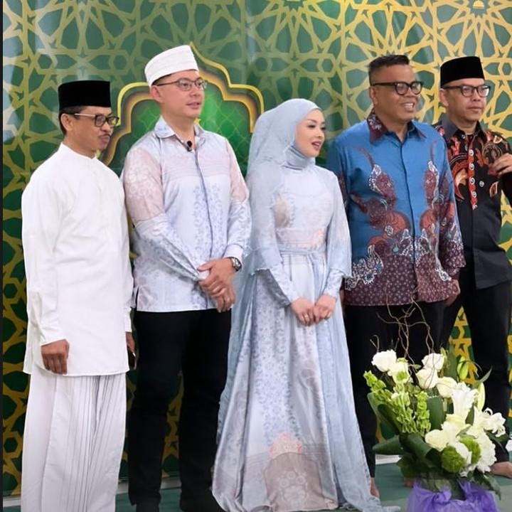 <p>Salah satu rekan artis yang turut hadir yakni Abdel Achrian. "Barakalah wali saya dan yang menikahkan @imamshamsiali2. Saksi-saksi luar biasa @ikur71 @abdelachrian," tulis Terry Putri dalam Instagram Story di akun pribadinya. (Foto: Instagram @terryputri)<br /><br /><br /></p>